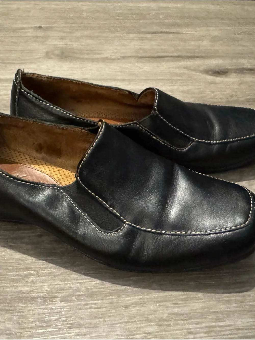 Naturalizer Black Leather Slip-On Loafers with Contrast Stitching